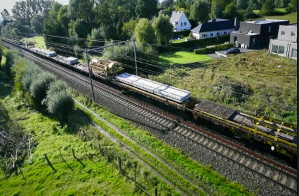 Complementary works at renewing sleepers with track renewal train P93 and sifting ballast with 
ballast-sifting-train C75 at several locations in the area NW Ghent.
Renewing railroad crossings. 
Renewing (ballast, sleepers and rails) main tracks.