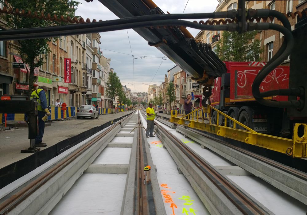 Renouvellement et réalisation de 1 700 m de voies de tram simples et d'une liaison ferroviaire à l'avenue de la Chasse et à la place Saint-Pierre à Etterbeek.
à la demande de la STIB