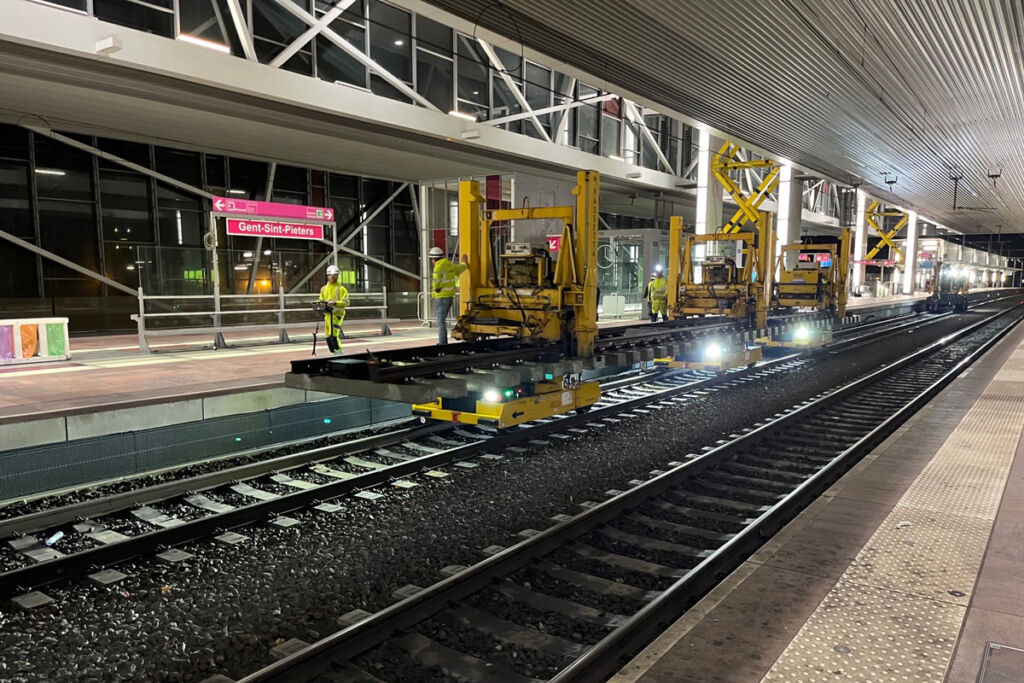 Taveirne carried out groundworks at Ghent-Sint-Pieters station during the night in early November. A concrete switch of about 70m was also installed.