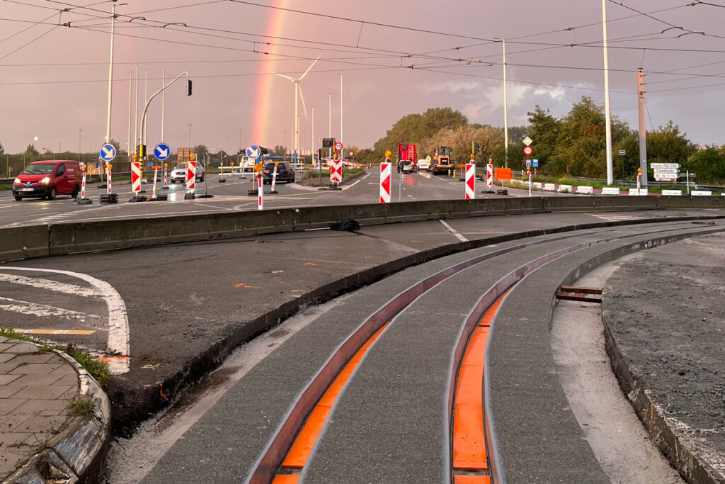 Taveirne werkt momenteel aan de eerste fase van de volledige vernieuwing van de tramsporen in Zeebrugge.  